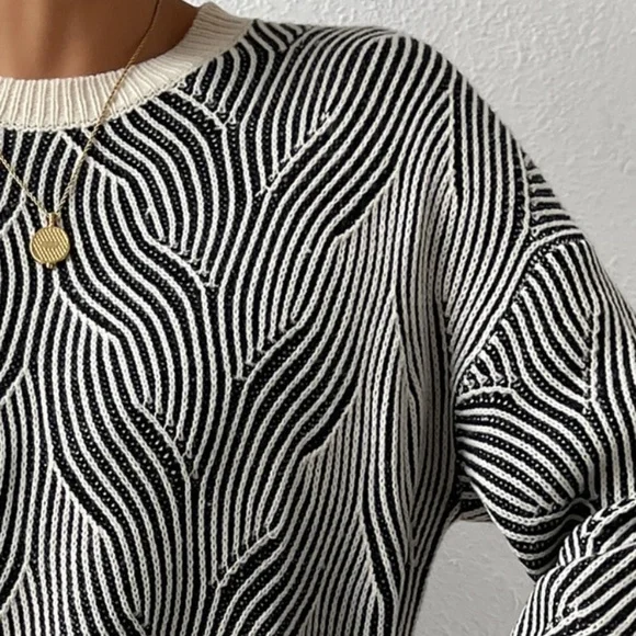 Rouge! Black and White Wave Pattern Sweater - Picture 7 of 10
